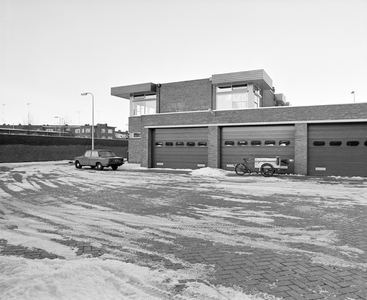 884123 Gezicht op de nieuwe veegpost annex zoutberging van de Gemeentelijke Reinigingsdienst (Van Swindenstraat 225) te ...